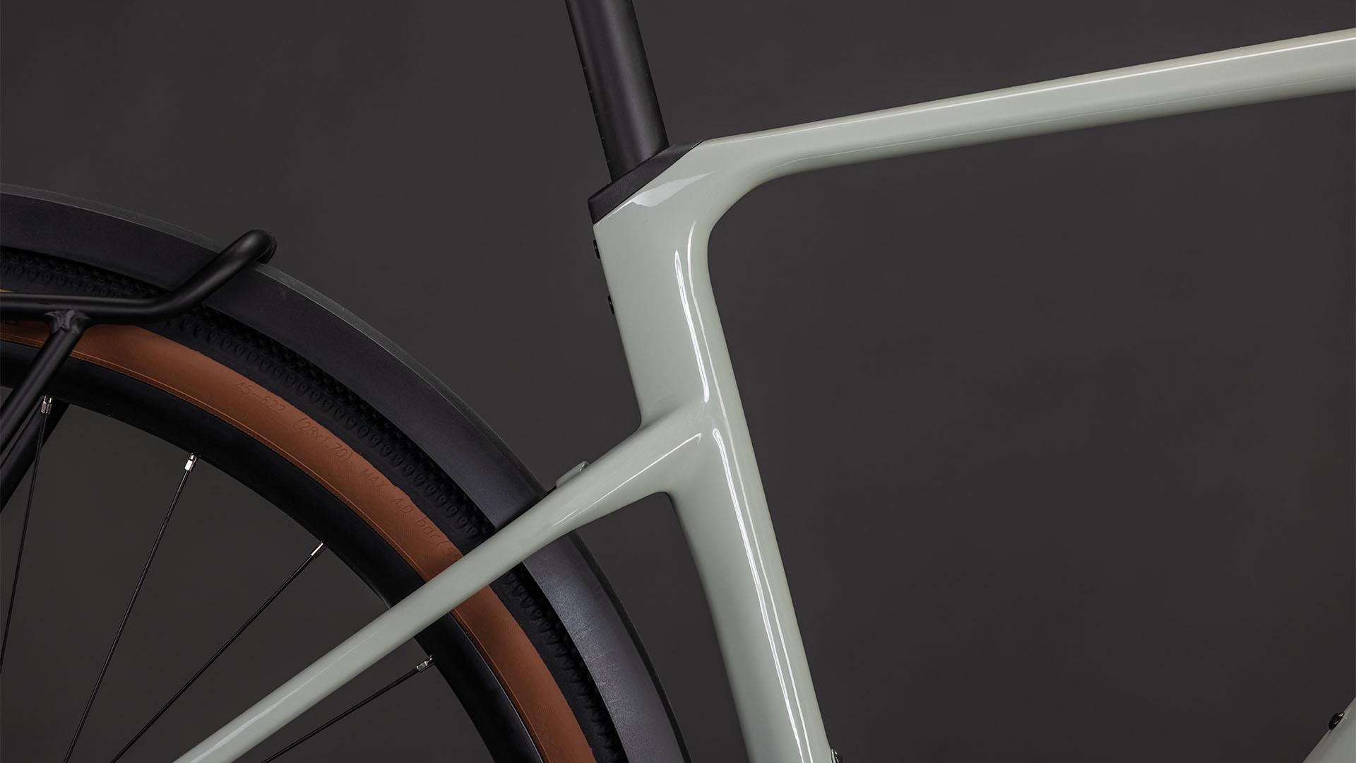 Vélo gravel électrique Cube nuroad hybrid c:62 race 400x fe reedbeige´n´black