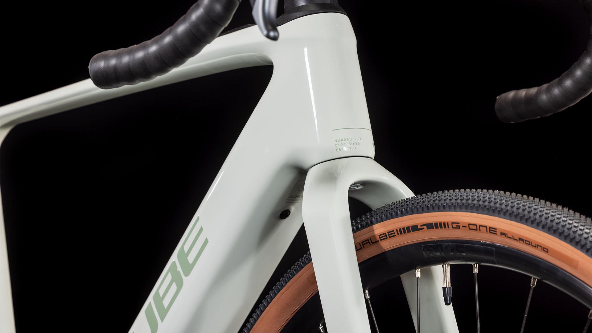 Vélo gravel électrique Cube nuroad hybrid c:62 race 400x desertstone´n´green